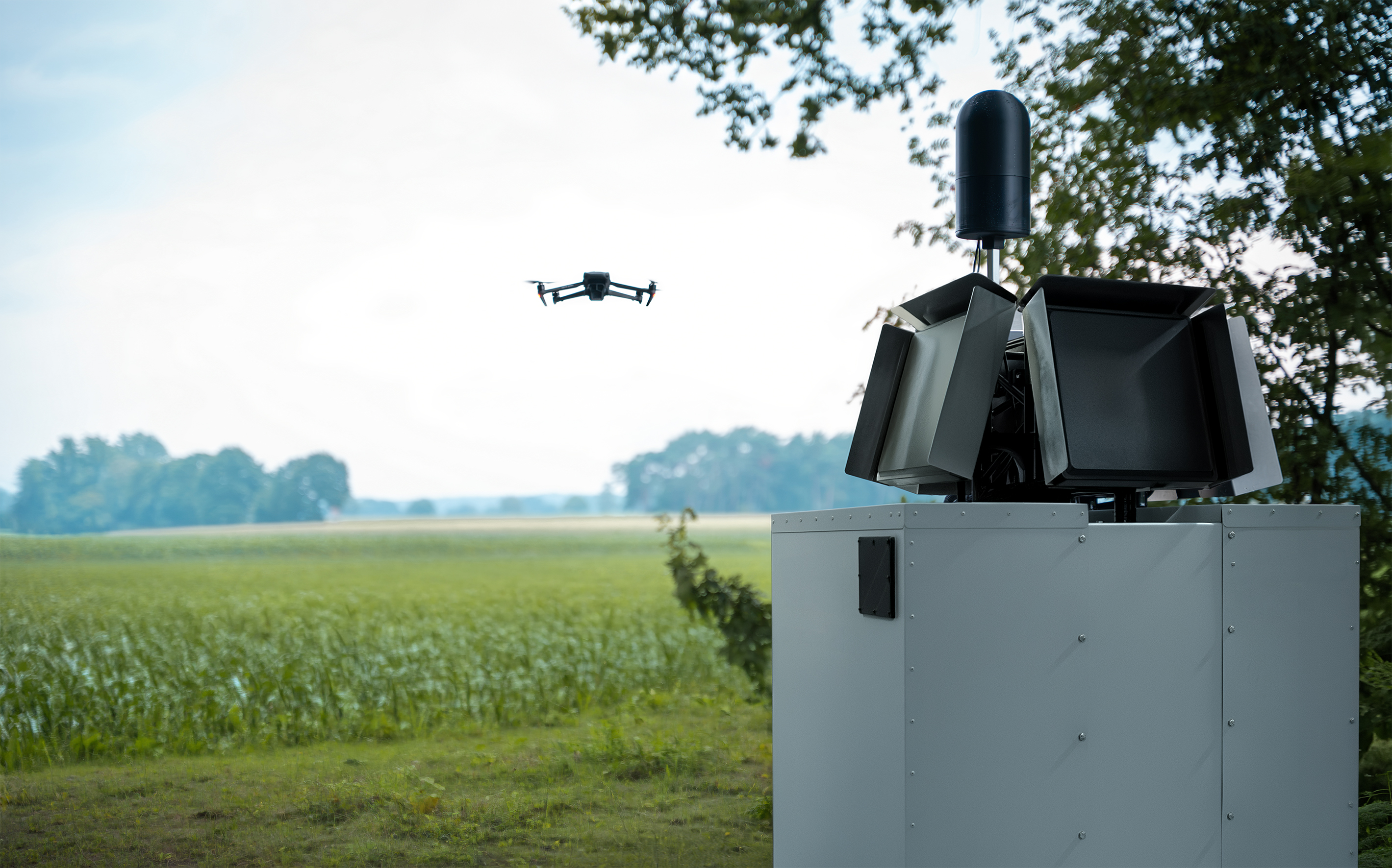 Drohne schwebend und DroneHuntr